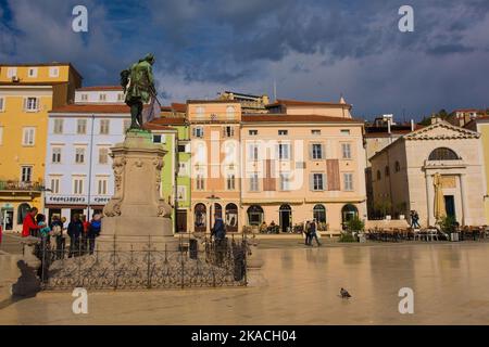 Piran, Slovenia - Settembre 17th 2022. La storica Piazza Tartini, Tartinijev Trg, nel centro della città vecchia di Piran, sulla costa slovena. Un Giuseppe Foto Stock