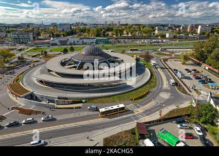 Una stazione di autobus a forma di piattino volante a Kielce Foto Stock