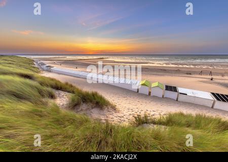 Case sulla spiaggia di Westkapelle viste dalle dune di Zeeland al tramonto, Paesi Bassi. Paesaggio scenario della natura in Europa. Foto Stock