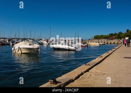 Portoroz, Slovenia - Settembre 19th 2022. Barche nel porto della piccola località balneare e della città termale di Portoroz, sulla costa della Slovenia Foto Stock