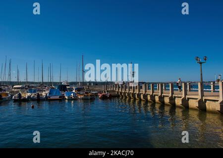 Portoroz, Slovenia - Settembre 19th 2022. Barche nel porto della piccola località balneare e della città termale di Portoroz, sulla costa della Slovenia Foto Stock