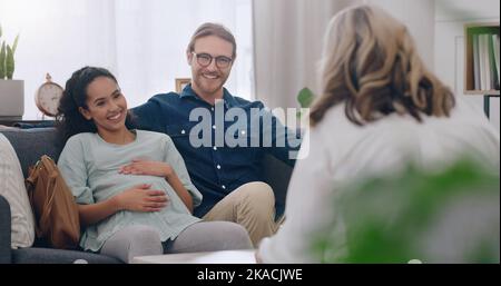 Incinta, felice e coppia nel consigliare con uno psicologo che si consulta, che ascolta e aiuta. Comunicazione, gravidanza e donna sana che parla con Foto Stock