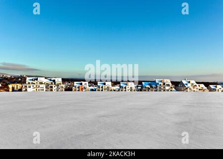 bellissimo paesaggio con zona abitata in inverno e cielo blu Foto Stock
