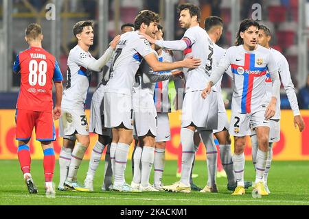 Pilsen, Repubblica Ceca. 01st Nov 2022. Marcos Alonso (17, Barcellona), al centro, celebra un gol con i compagni di squadra durante la UEFA Champions League, ultimo 6th turno, gruppo C, partita FC Viktoria Plzen vs FC Barcellona, il 1 novembre 2022, a Pilsen, Repubblica Ceca. Credit: Miroslav Chaloupka/CTK Photo/Alamy Live News Foto Stock
