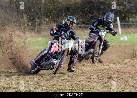 Kenzie Cossey Racing in gara motociclistica da grassack. Evento Donut Meeting organizzato da Southend & District Motorcycle Club, Regno Unito. Classe solista intermedia Foto Stock