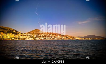 Tramonto vista panoramica di Saranda città e sulla baia del Mar Ionio in Albania Foto Stock