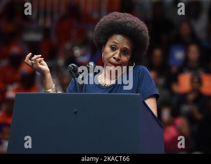 Miami Gardens FL, Stati Uniti. 01st Nov 2022. Jenifer Lewis parla prima che il presidente degli Stati Uniti Joe Biden partecipi ad un evento di campagna per l'ex governatore della Florida Charlie Crist che sta correndo contro il governatore Ron Desantis alla Florida Memorial University il 1 novembre 2022 a Miami Gardens, Florida. Credit: Mpi04/Media Punch/Alamy Live News Foto Stock