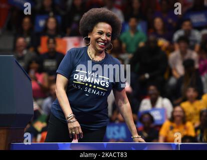 Miami Gardens FL, Stati Uniti. 01st Nov 2022. Jenifer Lewis parla prima che il presidente degli Stati Uniti Joe Biden partecipi ad un evento di campagna per l'ex governatore della Florida Charlie Crist che sta correndo contro il governatore Ron Desantis alla Florida Memorial University il 1 novembre 2022 a Miami Gardens, Florida. Credit: Mpi04/Media Punch/Alamy Live News Foto Stock