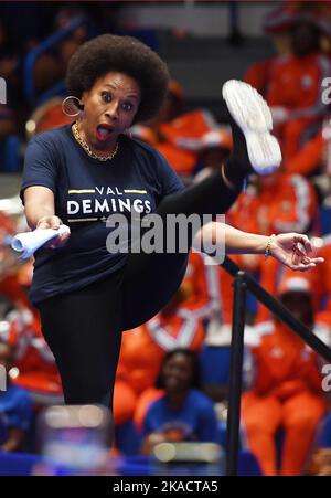 Miami Gardens FL, Stati Uniti. 01st Nov 2022. Jenifer Lewis parla prima che il presidente degli Stati Uniti Joe Biden partecipi ad un evento di campagna per l'ex governatore della Florida Charlie Crist che sta correndo contro il governatore Ron Desantis alla Florida Memorial University il 1 novembre 2022 a Miami Gardens, Florida. Credit: Mpi04/Media Punch/Alamy Live News Foto Stock