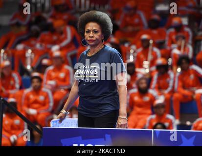 Miami Gardens FL, Stati Uniti. 01st Nov 2022. Jenifer Lewis parla prima che il presidente degli Stati Uniti Joe Biden partecipi ad un evento di campagna per l'ex governatore della Florida Charlie Crist che sta correndo contro il governatore Ron Desantis alla Florida Memorial University il 1 novembre 2022 a Miami Gardens, Florida. Credit: Mpi04/Media Punch/Alamy Live News Foto Stock