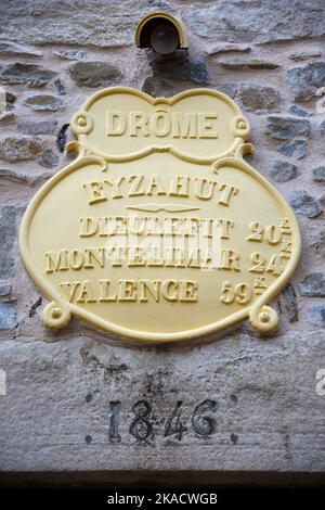 Segno di metallo antico o vintage con nome del villaggio, Eyzahut, & distanze a Dieulefit, Montelimar & Valence, Eyzahut, Drôme Provence Francia Foto Stock