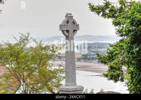 Un memoriale di guerra su una collina che domina il mare a Minehead nel Somerset Foto Stock