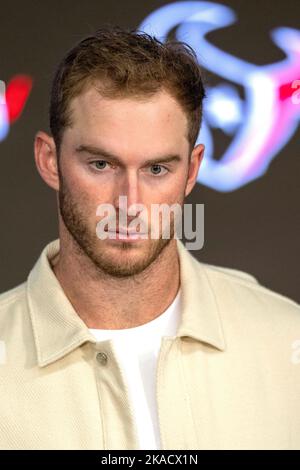 Il quartback di Houston Texans Davis Mills (10) si rivolge ai media dopo la NFL Football Game tra i Tennessee Titans e gli Houston Texans su Sun Foto Stock