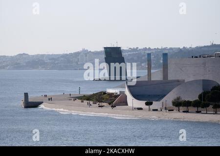 VISTA DALLA TORRE DI BELEM, FIUME TAGO: La passeggiata Tejo lungo il fiume Tago (Rio Tejo) a sud di Belem, Lisbona, Portogallo, marzo 2022. Foto: Rob Watkins Foto Stock