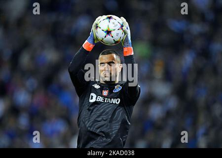 1st novembre 2022: Estadio Dragao, Porto, Portogallo: Diogo Costa di Porto, salva da una croce durante la partita Champions Leage, FC Porto contro Atletico Madrid: UEFA Champions League 2022 Foto Stock