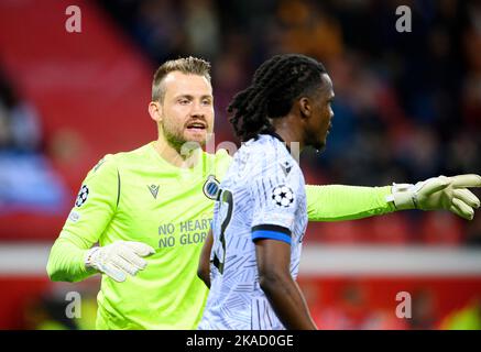 Leverkusen/Germania. 1st novembre 2022, Goalwart Simon Mignolet (CB) con Dedryck BOYATA r. (CB), gesture, gesture, Soccer Champions League, primo turno 6th matchday, Bayer 04 Leverkusen (LEV) - Club Bruegge (CB) 0: 0, il 1st novembre 2022 a Leverkusen/Germania. Foto Stock