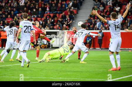 Leverkusen/Germania. 1st novembre 2022, Goalchance Robert ANDRICH (LEV) contro Goalwart Simon MIGNOLET (CB) azione, duelli, Calcio Champions League, turno preliminare 6th matchday, Bayer 04 Leverkusen (LEV) - Club Bruegge (CB) 0: 0, il 1st novembre 2022 a Leverkusen/ Germania . Foto Stock