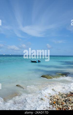 Rasdhoo è famoso per i suoi habitat di squali neri e bianchi della punta della barriera corallina. E' una piccola isola nell'Atollo di Ari Settentrionale con bellissime spiagge. Foto Stock