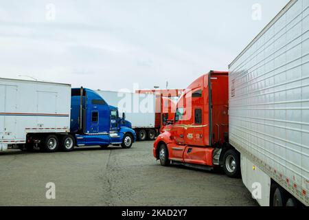 21 OTTOBRE 2022 Yuma AZ US luogo di riposo camion arresto vari tipi di camion in parcheggio autostrada con stazione di benzina per il rifornimento di auto Foto Stock