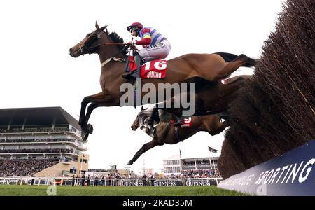 Foto del file datata 15-03-2022 di Kiltealy Briggs e jockey Adrian Heskin che puliva una recinzione. Jamie Snowden sta valutando la possibilità di correre Kiltealy Briggs nella Paddy Power Gold Cup dopo aver vinto un prezioso handicap al Market Rasen. Data di emissione: Mercoledì 2 novembre 2022. Foto Stock