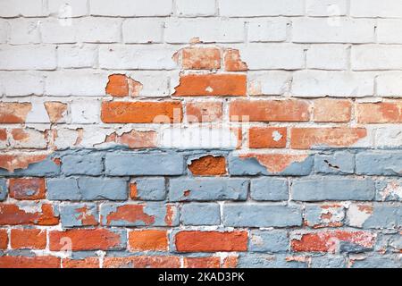 Vecchio muro grungo fatto di mattoni rossi con strato di vernice di peeling bianco, texture foto di sfondo Foto Stock