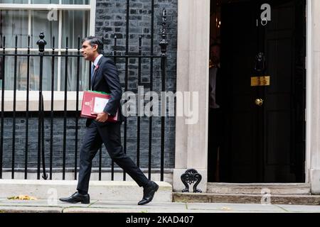 Downing Street, Londra, Regno Unito. 2nd novembre 2022. Il primo ministro britannico, Rishi Sunak, parte dal numero 10 di Downing Street per partecipare alla sessione di domande del primo ministro (PMQ) nella Camera dei Comuni. Downing Street, Londra, Regno Unito. 2nd novembre 2022. Il primo ministro britannico, Rishi Sunak, parte dal numero 10 di Downing Street per partecipare alla sessione delle domande del primo ministro (PMQ) nella Camera dei Comuni. Foto di Amanda Rose/Alamy Live News Foto Stock