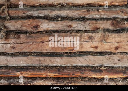 Vecchio muro di legno ruvido con guarnizione di muschio, texture foto di sfondo primo piano Foto Stock