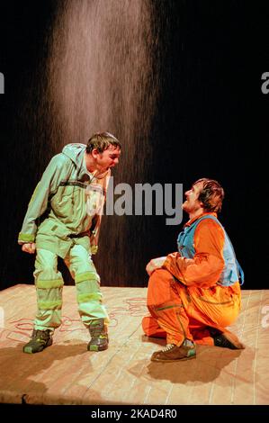 l-r: James Cunningham (Carl), Daniel Cerqueira (Rod) in RIPULITO da Sarah Kane al Royal Court Theatre Downstairs (Duke of Yorks), Londra WC2 06/05/1998 design: Jeremy Herbert illuminazione: Nigel Edwards coreografia: Wayne MacGregor regista: James Macdonald Foto Stock