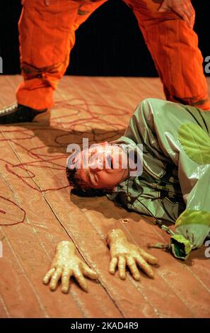 James Cunningham (Carl) in RIPULITO da Sarah Kane al Royal Court Theatre Downstairs (Duke of Yorks), Londra WC2 06/05/1998 design: Jeremy Herbert illuminazione: Nigel Edwards coreografia: Wayne MacGregor regista: James Macdonald Foto Stock