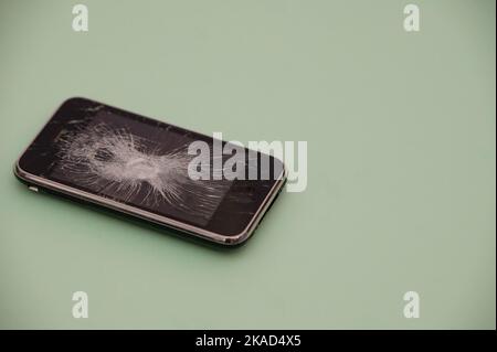Cellulare con schermo incrinato sparato da vicino Foto Stock