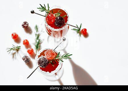 Punch di mimosa di Natale o cocktail margarita al mirtillo con succo di mirtillo, liquore all'arancia e champagne. Deliziosa bevanda ghiacciata per le vacanze di natale. Foto Stock