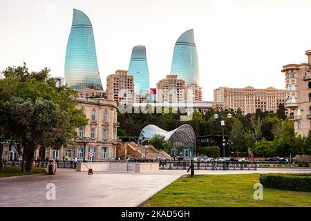 Baku Flame Towers è il grattacielo più alto di Baku, Azerbaigian. Vista panoramica di Baku - la capitale della Repubblica di Azerbaigian vicino al Mar Caspio. Foto Stock