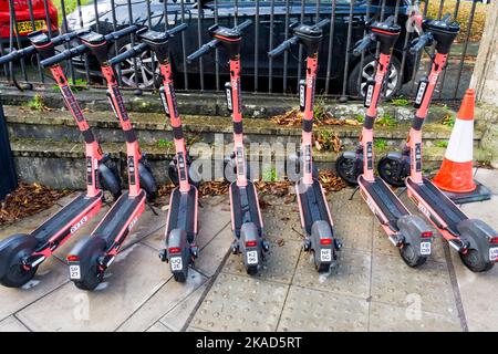 Voi e-Scooters a Bath, Somerset, Inghilterra, l'unica città del Regno Unito patrimonio dell'umanità. Foto Stock