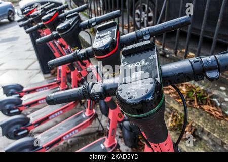 Voi e-Scooters a Bath, Somerset, Inghilterra, l'unica città del Regno Unito patrimonio dell'umanità. Foto Stock