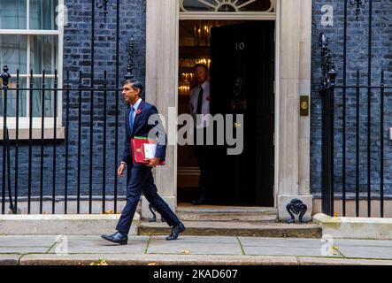 Londra, Regno Unito. 2nd Nov 2022. Il primo ministro, Rishi Sunak, lascia il numero 10 per recarsi al Parlamento per le interrogazioni dei primi ministri. Dovrà affrontare Keir Strmer attraverso la scatola di spedizione. Credit: Karl Black/Alamy Live News Foto Stock