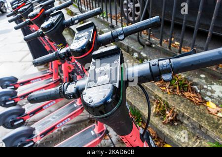 Voi e-Scooters a Bath, Somerset, Inghilterra, l'unica città del Regno Unito patrimonio dell'umanità. Foto Stock