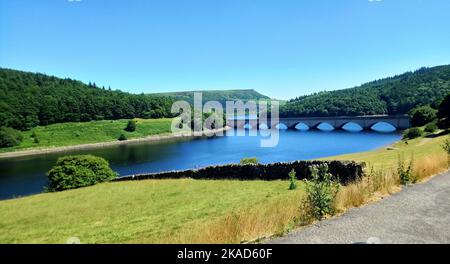 Ladybower Reservoir, Derbyshire è un grande serbatoio artificiale a forma di Y situato nella Upper Derwent Valley, nel Derbyshire, Inghilterra. Il centro visitatori di Fairholmes si trova all'estremità settentrionale del cerchio di pietra di Hordron Edge, conosciuto anche come "le sette pietre di Hordron", un cerchio di pietra dell'età del bronzo si trova nelle vicinanze. Foto Stock