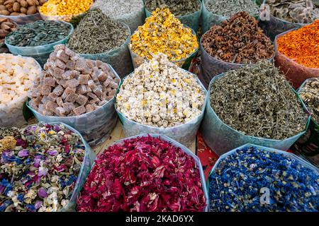 Bazaar orientale. Dadi, spezie e sweets. Ingredienti tradizionali della cucina azerbaigiana. Frutta secca ed erbe aromatiche al mercato locale di Baku, Azerbaigian. Foto Stock