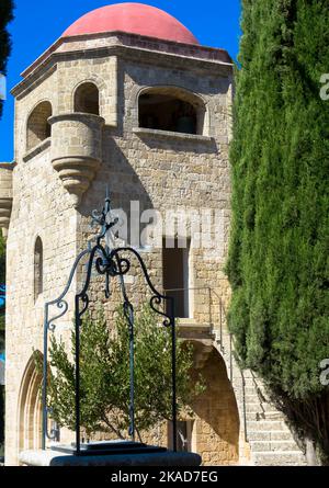 Il monastero bizantino di Panagia Filerimos si trova su una collina sopra Ialyssos. Isola di Rodi, Grecia Foto Stock