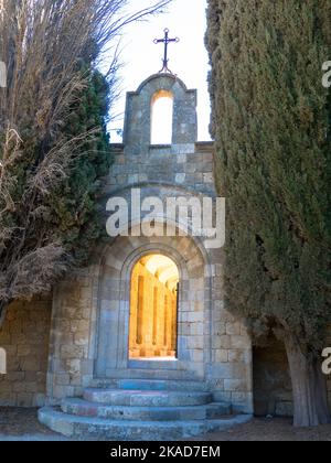 Il monastero bizantino di Panagia Filerimos si trova su una collina sopra Ialyssos. Isola di Rodi, Grecia Foto Stock