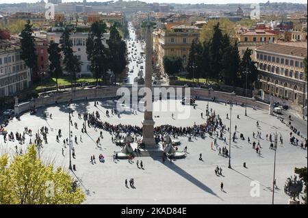 Una veduta aerea di Piazza del Popolo a Roma, Italia con una folla di turisti radunati in piazza Foto Stock