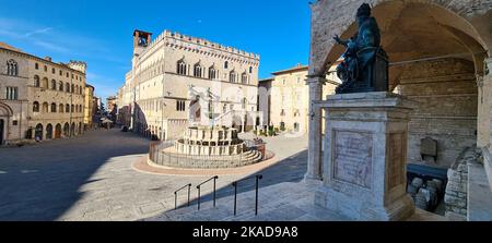 Piazza IV Novembre nel centro di Perugia è nota per il Palazzo dei Priori, la Fontana maggiore e la Cattedrale di San Lorenzo. Foto Stock