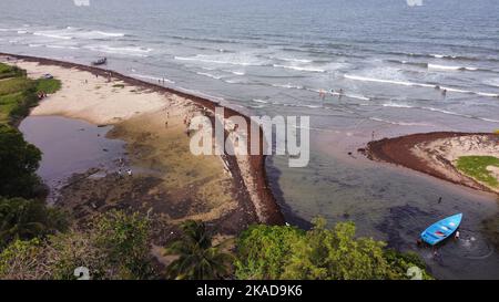 Una vista aerea di persone che si divertono nella bellissima spiaggia di Chaguanas Foto Stock