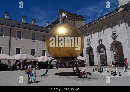 Sphaera opera dell'artista Stephan Balkenhol, Kapitelplatz, Salisburgo, Austria, Europa Foto Stock