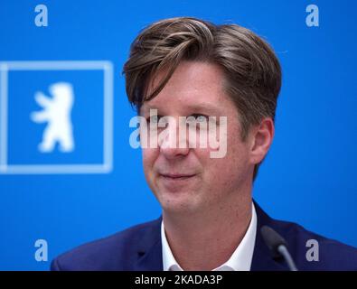 Berlino, Germania. 01st Nov 2022. Daniel Wesener, senatore delle finanze di Berlino, ha fotografato dopo la riunione del Senato di Berlino durante la conferenza stampa. Credit: Soeren Stache/dpa/Alamy Live News Foto Stock