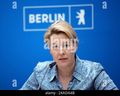 Berlino, Germania. 01st Nov 2022. Franziska Giffey (SPD), sindaco di Berlino, interviene durante la conferenza stampa dopo la riunione del Senato di Berlino. Credit: Soeren Stache/dpa/Alamy Live News Foto Stock