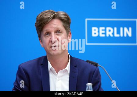 Berlino, Germania. 01st Nov 2022. Daniel Wesener, senatore delle finanze di Berlino, parla durante la conferenza stampa dopo la riunione del Senato di Berlino. Credit: Soeren Stache/dpa/Alamy Live News Foto Stock