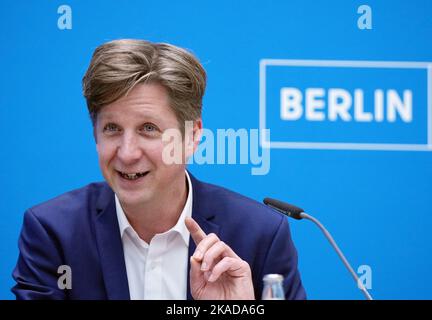 Berlino, Germania. 01st Nov 2022. Daniel Wesener, senatore delle finanze di Berlino, parla durante la conferenza stampa dopo la riunione del Senato di Berlino. Credit: Soeren Stache/dpa/Alamy Live News Foto Stock