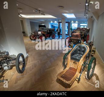 Bonhams, Londra, Regno Unito. 2 novembre 2022. La promozione Bonhams Golden Age of Motoring sale presenta auto veterane della fine del 19th e dei primi del 20th° secolo, con la vendita che ha luogo il 4 novembre. Immagine (primo piano): 1903 Humber Olympia Tandem Forecar, stima £30.000-35.000. Credit: Malcolm Park/Alamy Live News Foto Stock