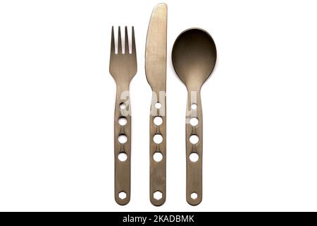 Set di utensili da campeggio Titanium Set di coltello, forchetta e cucchiaio su sfondo bianco Foto Stock